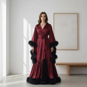 Bata larga satinada roja con plumas negras – Estilo Hollywood Glam (personalizable)sobre pedido
