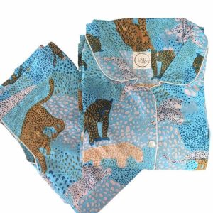 OFERTA -20% Pijama exótica azul con estampado de leopardos de colores
