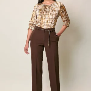 Conjunto elegante con blusa estampada y pantalón café