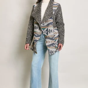 Abrigo invernal color azul estampado corte irregular