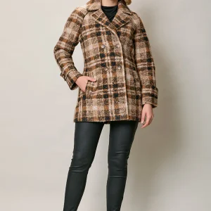 Abrigo corto casual cruzado color café con estampado