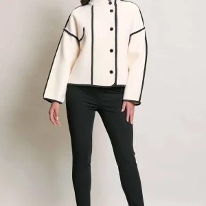 Chamarra elegante color hueso y negro con botones