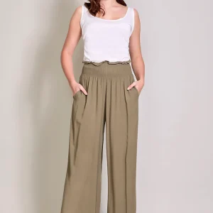 Pantalón de pretina alta con resorte color café